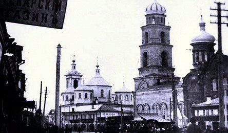 Спасо-Преображенская ц-вь (справа 1744-1929) 3.04.1965 взорвана; и Покровская церковь (слева 1749-1866) в 1930-х сбили купола, в 1948-52 разобрали