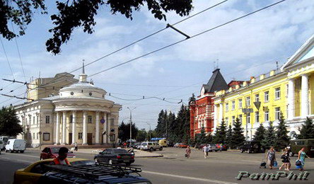 Слева здание Театра ″Свободное пространство″ и улица Комсомольская, справа часть здания банковского колледжа (желтый фасад)